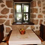 House Marin Nyaraló *